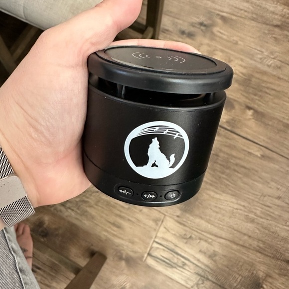 Other - Howling Wolf Black Metal Bluetooth Speaker and Wireless Charging Pad